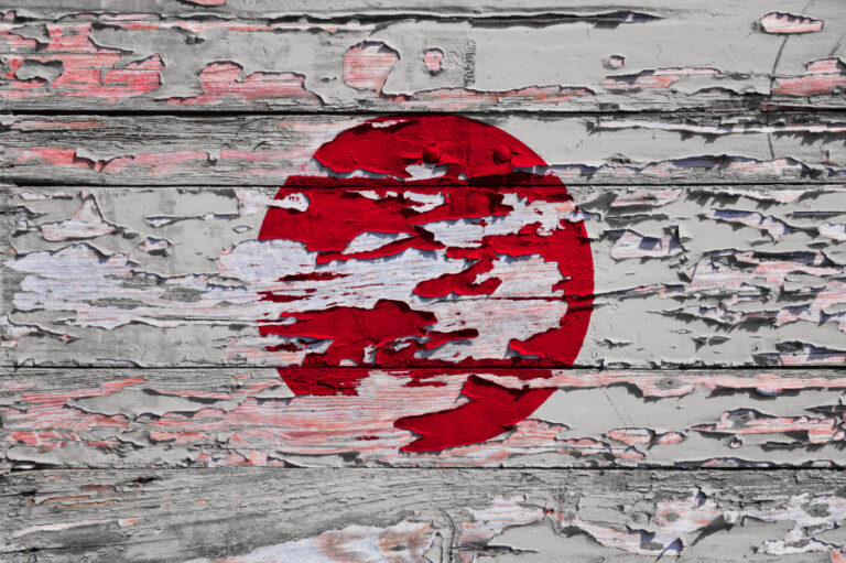 Vlag van Japan op afgebladderd stuk hout