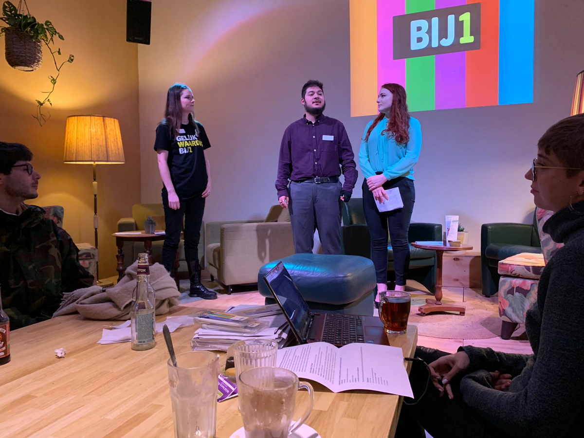 We zien een meeting van BIJ1 in Den Haag.