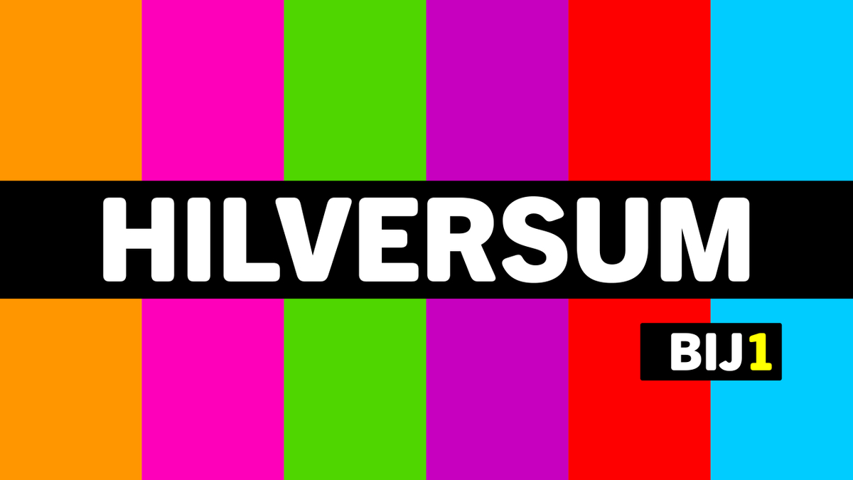 Het logo van Hilversum BIJ1. Oranje, roze, groen, paars, rood blauw, met een zwarte banner waar in witte letters Hilversum staat. Eronder een klein zwart blokje met BIJ1. BIJ is wit, 1 is geel