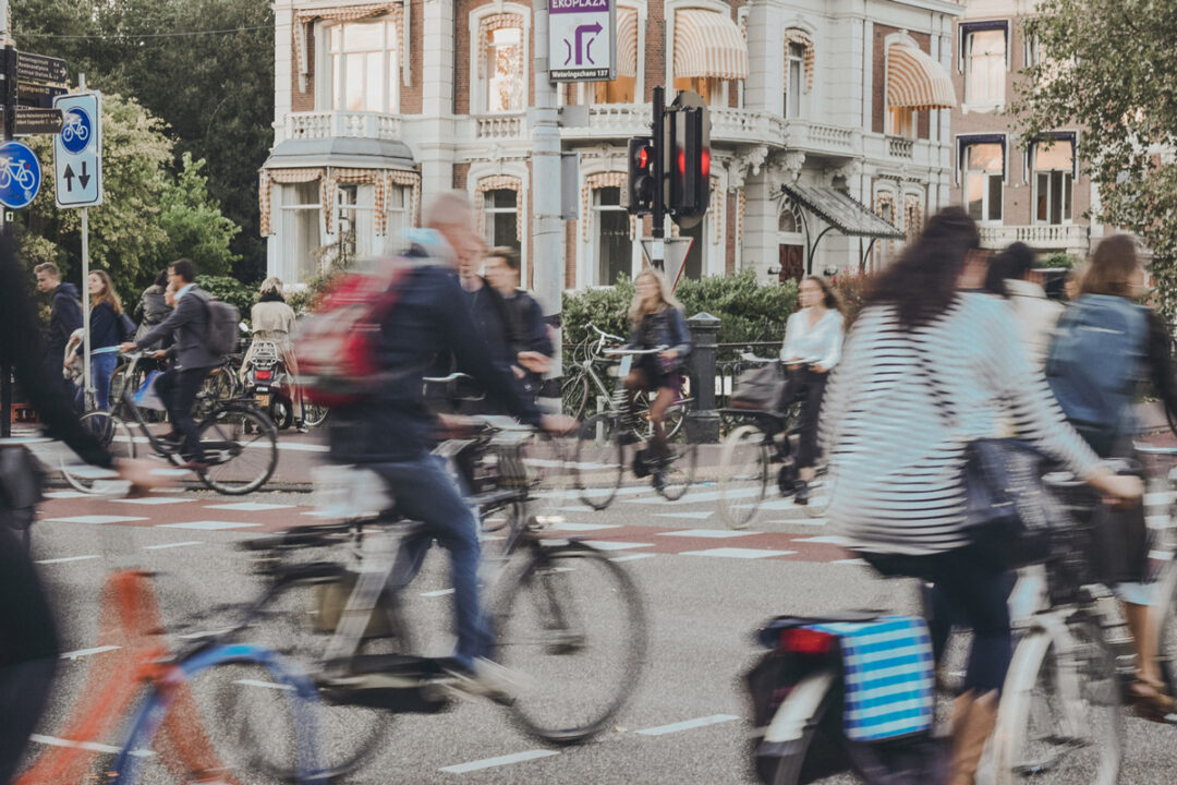 Fietsende mensen