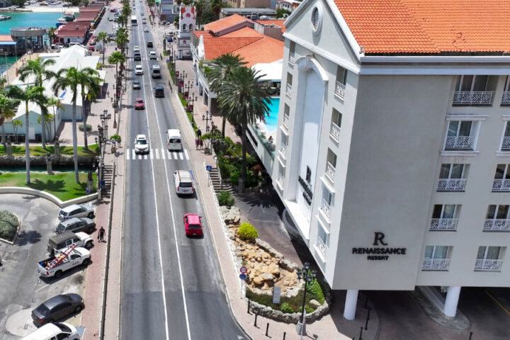 Luchtfoto hoofdstraat Oranjestad in Aruba