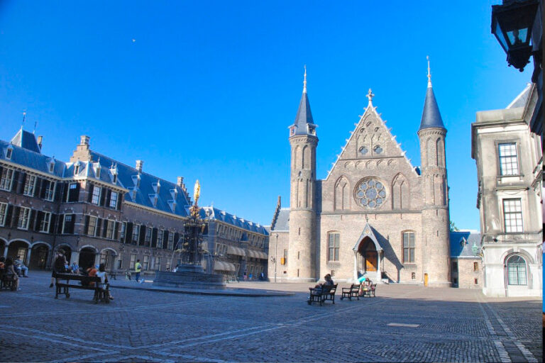 Binnenhof Den Haag in de ochtendzon