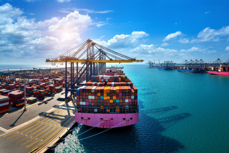 Vrachtschip met containers wordt volgeladen