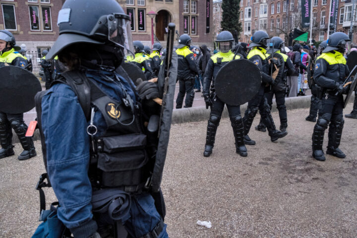 Cordon van politieagenten in demo-gear op straat