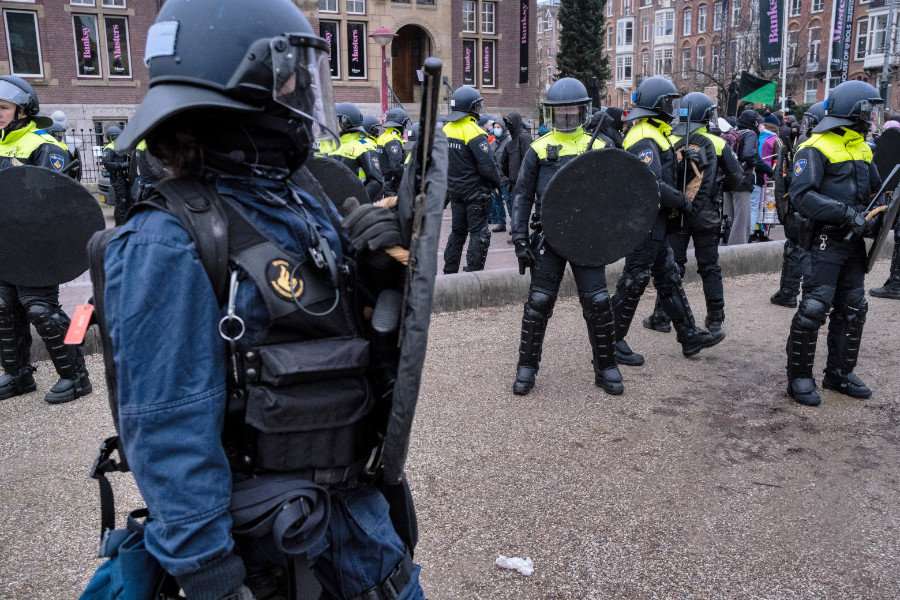 Cordon van politieagenten in demo-gear op straat