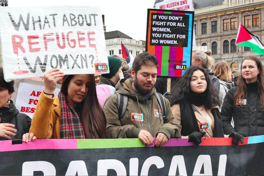 BIJ1 blok met spandoek bij een feministische demonstratie