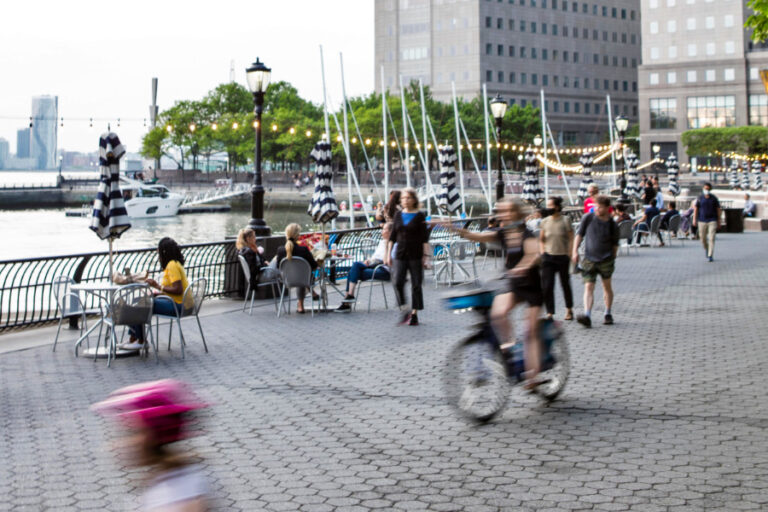 Kade in een stad met fietsers en wandelaars