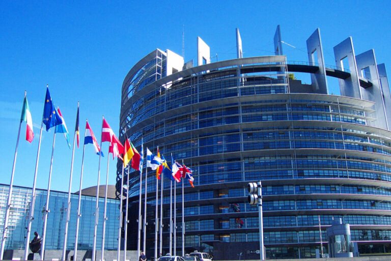 Kantoor van de EU met serie vlaggen