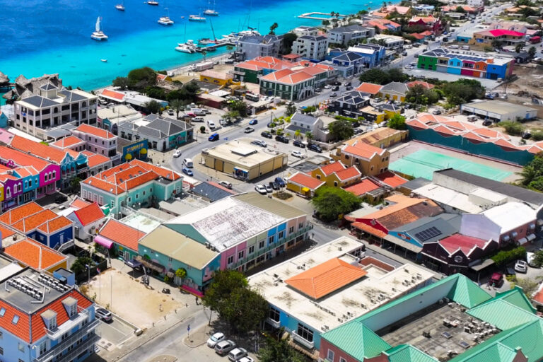 Luchtfoto van Kralendijk op Bonaire