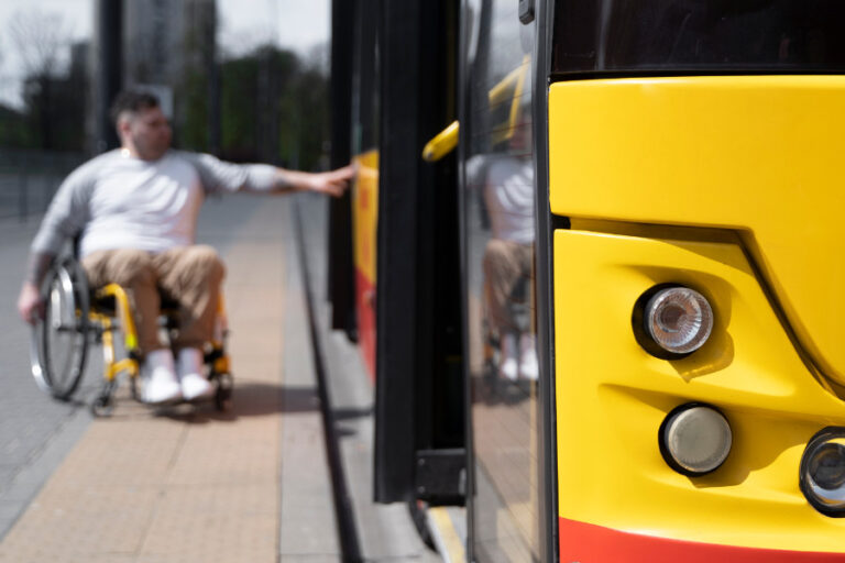 man in rolstoel probeert in te stappen in de bus