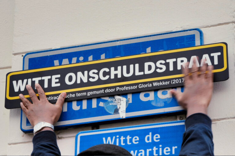 Straatnaambord met naam van fout historisch figuur wordt overgeplakt met ‘witte onschuldstraat’
