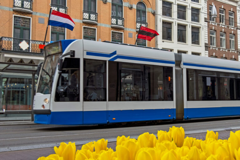 tram rijdt in Amsterdam