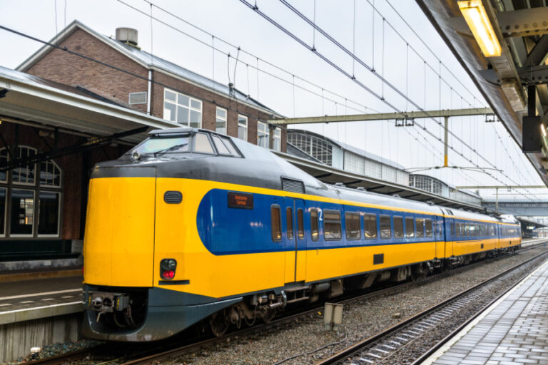 geel-blauwe intercity trein op station