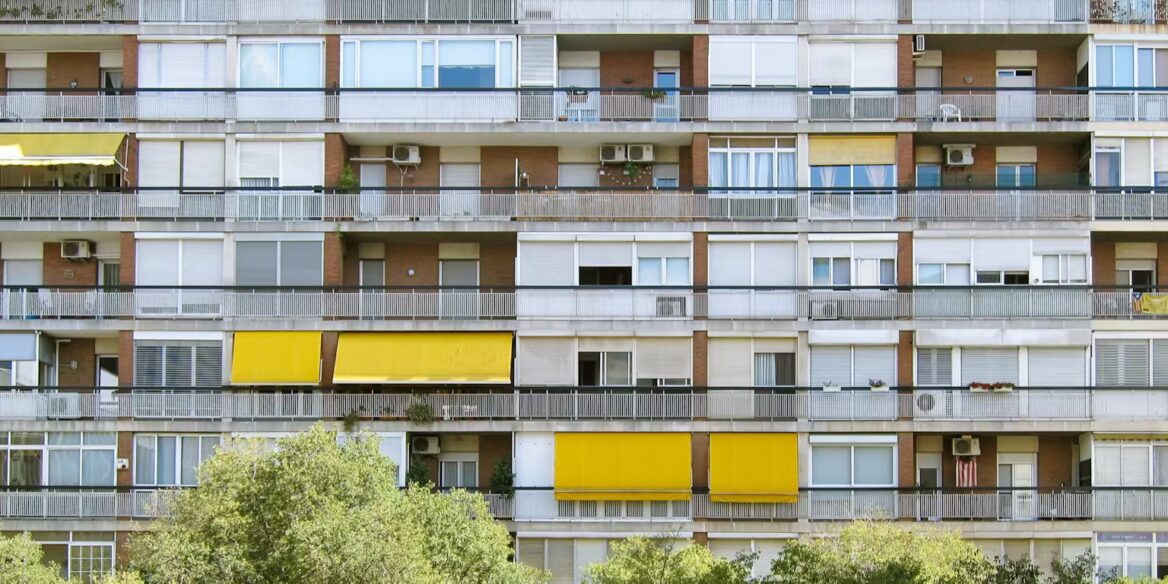 Vooraanzicht van flats met gele zonneschermen