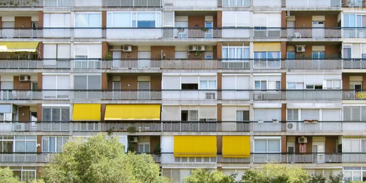 Vooraanzicht van flats met gele zonneschermen