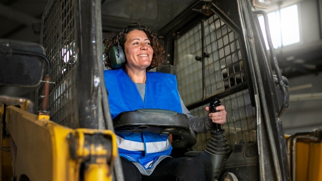 Vrouw bestuurt vorkheftruc
